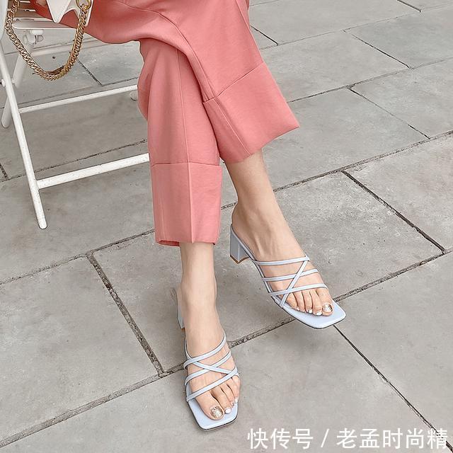  选择■鞋子的选择也很对路，透明材质，不会给全身搭配增负担