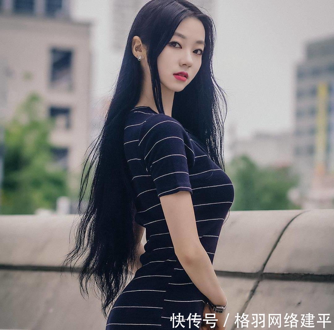  [性感]街拍气质满满的小姐姐，东方美人既视感，身材性感又迷人