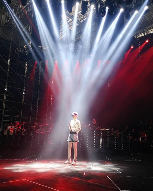 张韶涵真会玩！安全裤竟比外面穿的超短裤长，网友：这时尚太难懂