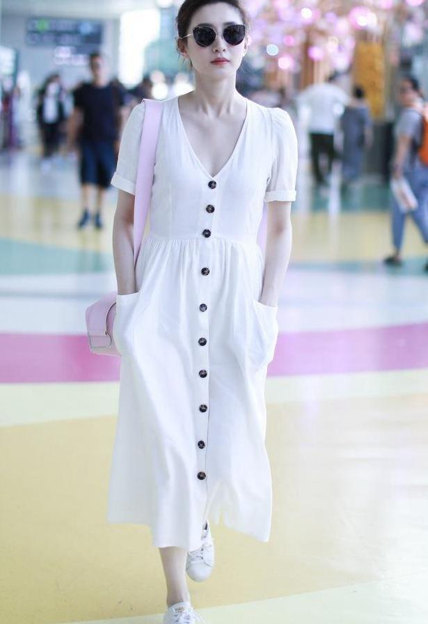 江疏影穿上小白裙, 竟把刘雯给比下去, 网友: 超模遇到对手了!