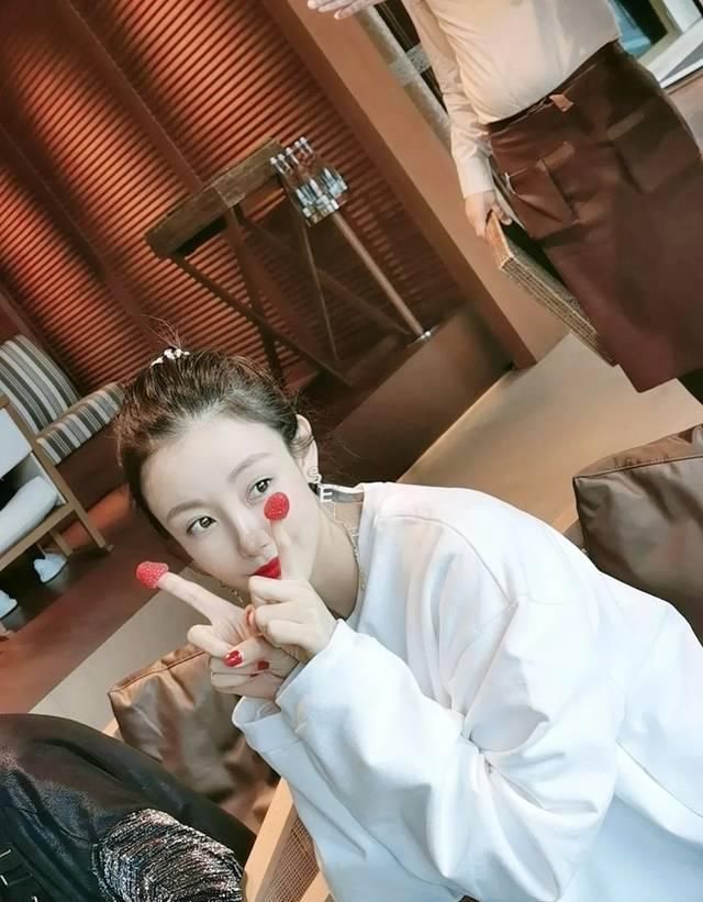  父女■她谈父女恋7年败5亿，离婚千万卖女拖垮前夫，35似嫩妹超潇洒