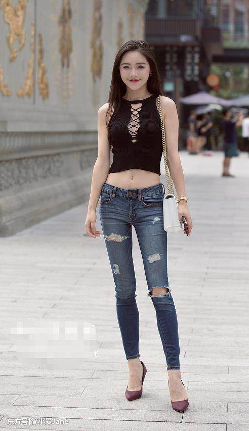 街拍：牛仔裤美女，腿部线条很流畅，真是妙不可言的好身材！