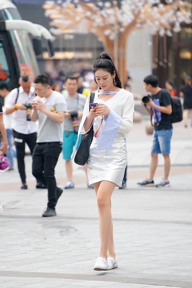 美女小姐姐时尚美丽出众魅力，迷人身材霸屏!