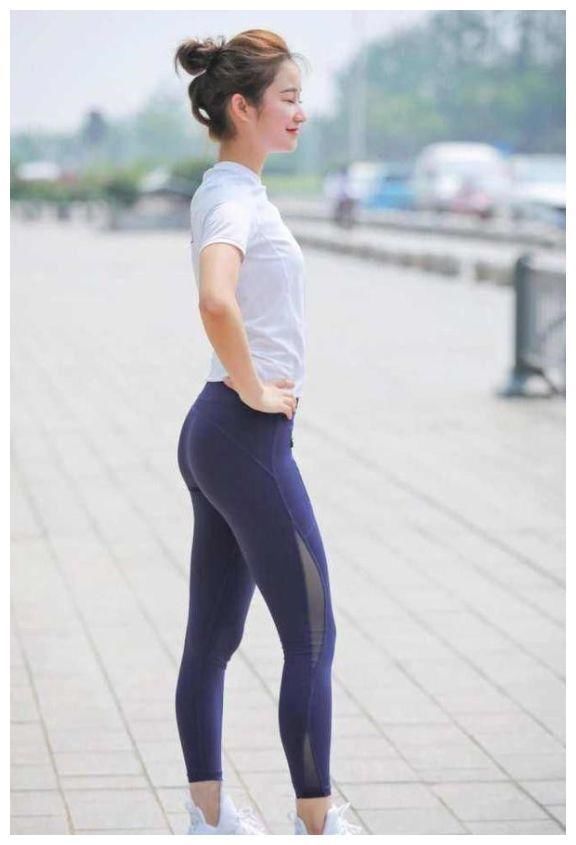 美图:紧身裤小姐姐拥有一双修长均匀的美腿，我居然放大看了好久