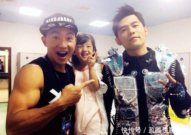 周杰伦和妻子合照