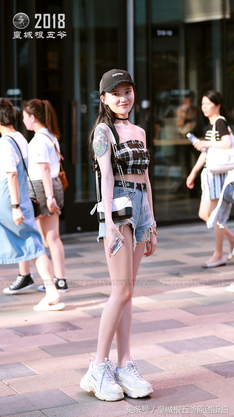 街拍:时尚是一种生活态度，每个人都要有一颗追求时尚的心