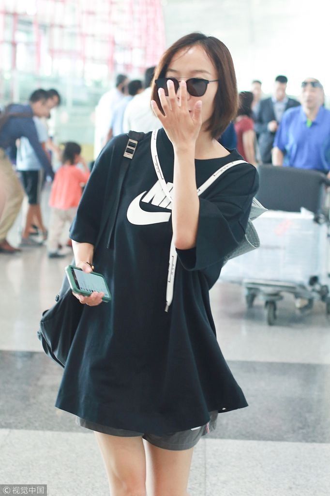 王珞丹戴渔夫帽挂长长飘带cos唐僧  布鞋配足球袜秀美腿少女感十