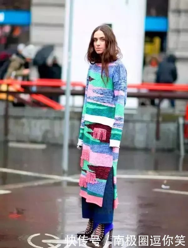 明星们的最新时尚，裙子搭裤子，你觉得好看吗？