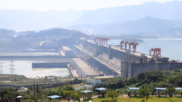 这个水电站要经过雅鲁藏布江大拐弯，比三峡大坝的建设难度还大