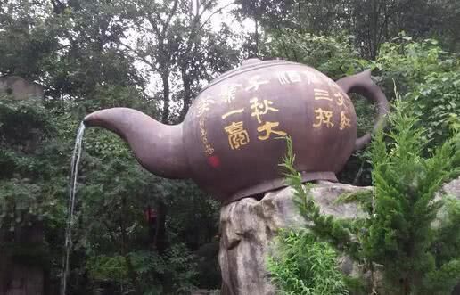 最不公平的景区，这两个姓氏刷身份证免费进，网友直呼：姓氏歧视