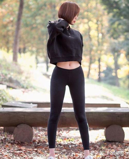 魔鬼身材的打底裤美女，衬出美丽的自信感，穿出精彩！