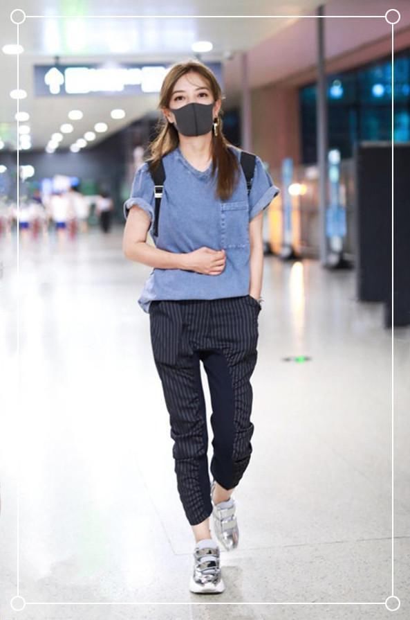 赵薇连这么紧身的裤子都穿的进去，对自己真狠！网友：显腿细呗！