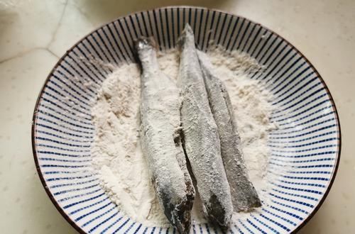  『香酥』小鱼这样做，香酥美味，小刺可以嚼着吃，再也不怕卡嗓子了