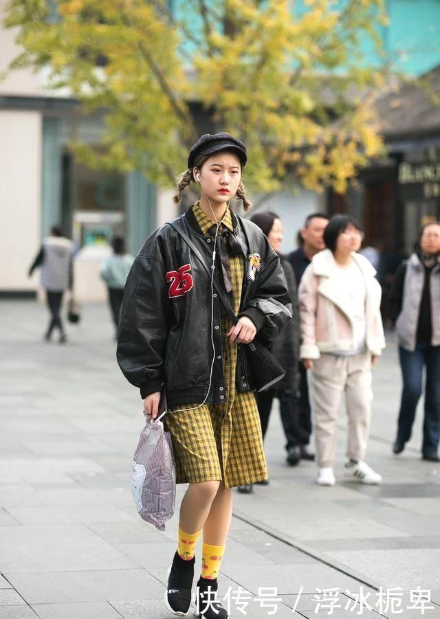 【美女】街拍小姐姐穿粉衬衣清凉上街,自信的女人最性感