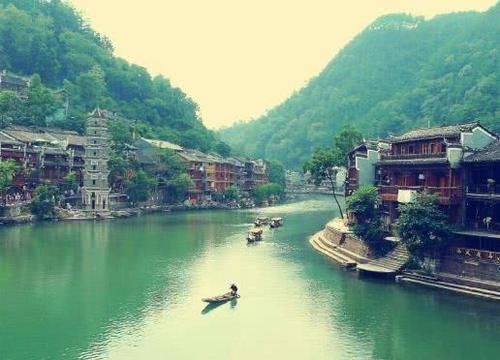 湖南怀化一个山区贫困县，县城位于半岛上，是全国最佳休闲旅游县