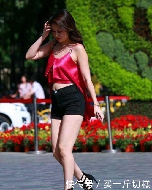 「 美女」个性穿搭，尽显青春朝气，街拍美女身材曼妙的小姐姐