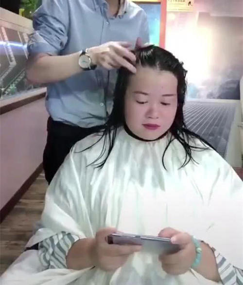 胖姑娘去理发店剪头发，烫了一个卷发显得脸小了很多，秒变萌妹