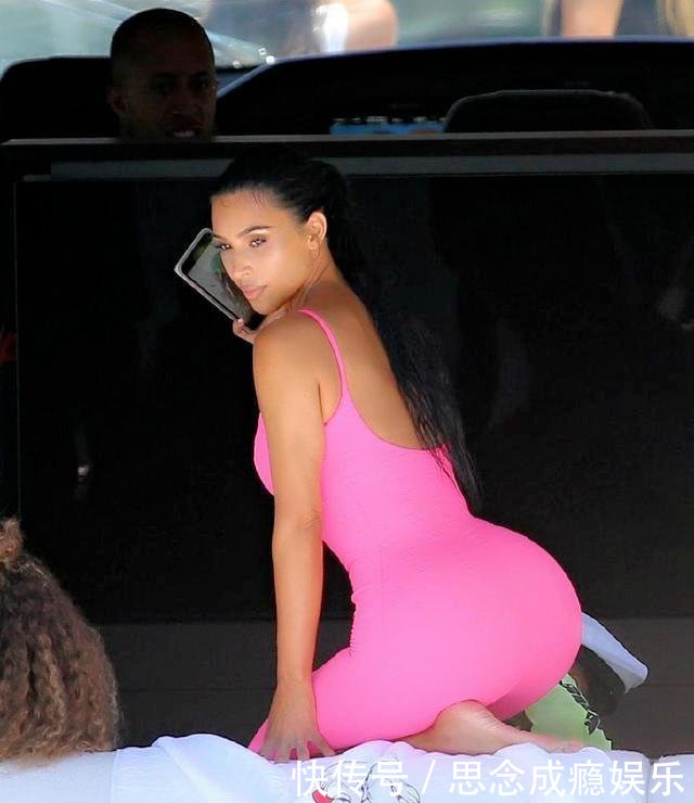 37岁的卡戴珊外出、吊带连体衣被热议, 网友: 5岁女儿看见都怕