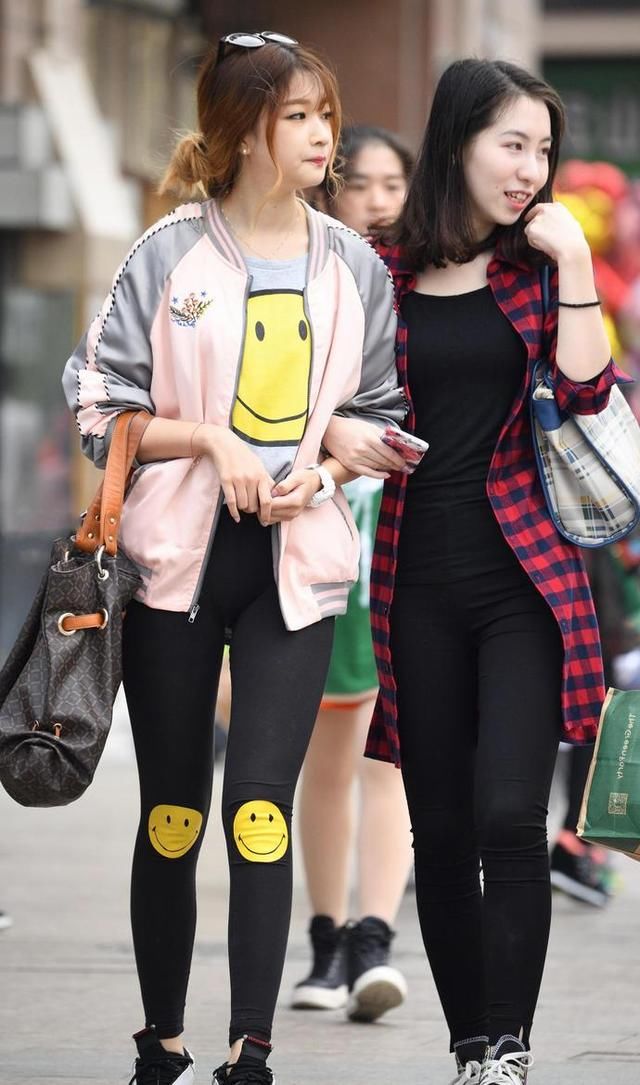 街拍:两个时尚小姐姐一起出街，婴儿肥小姐姐运动紧身裤紧绷有力