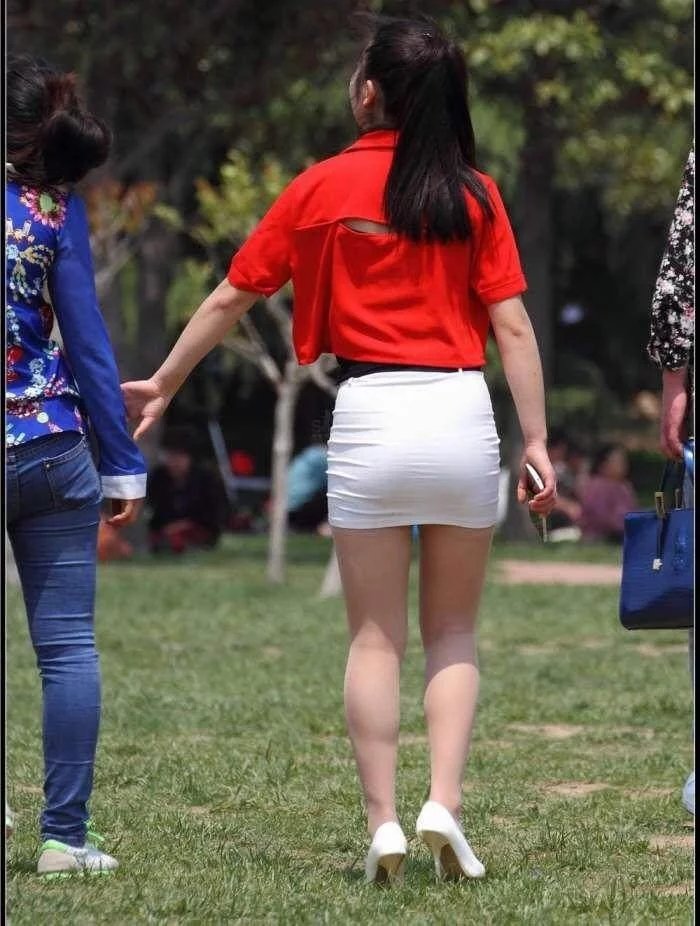 街拍：穿紧身包臀裙的辣妈，挡不住的好身材