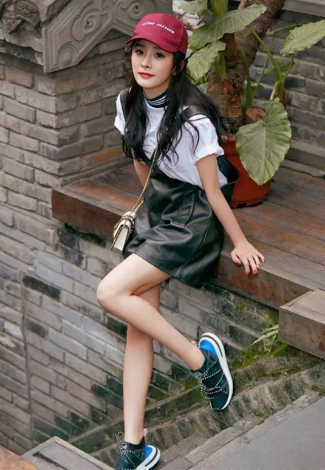 杨幂穿回18岁,皮裙外面套个牛仔裙,网友:她的时尚真难懂!