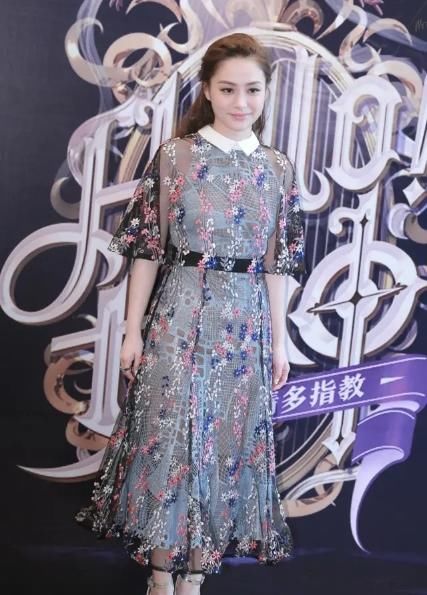  『大气』阿娇终于穿对了，蓝色波点衬衫配半身裙优雅大气，看不出有130斤