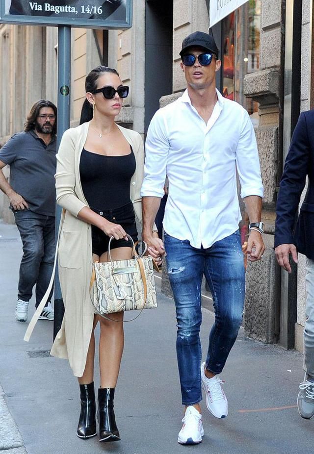 谁说乔治娜配不上C罗？扎马尾美到认不出，不比前女友伊莉娜差