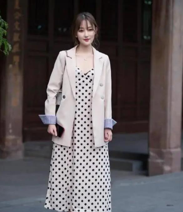 【 美女】一件牛仔上衣配牛仔紧身裤，时尚气质风范，街拍：一颦一笑的美女