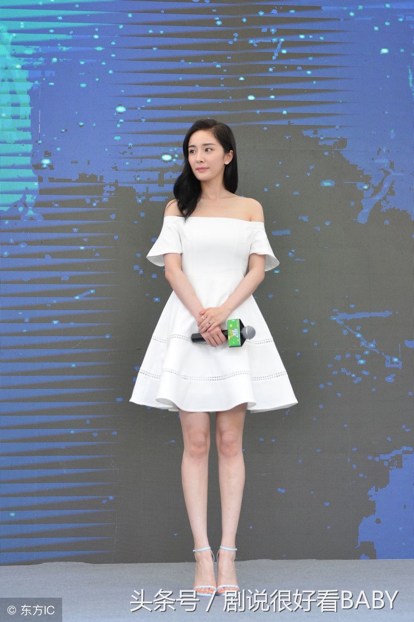 杨幂秀美腿就没有输过,香肩小露连衣裙尽显大长腿,网友:美