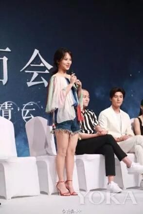 杨紫穿高跟鞋一秒变车祸下现场，邓伦看完早已哭出双眼皮？