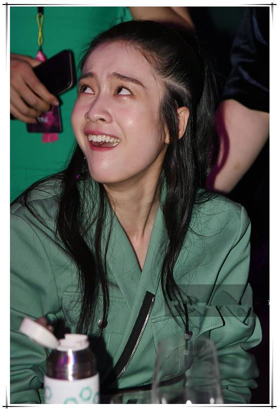 21岁张雪迎未修图脸部扭曲,满脸油光,网友:相信不了自己眼睛