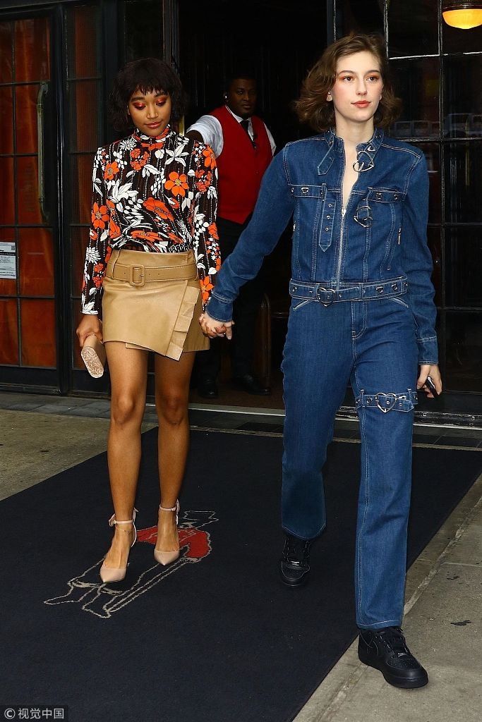 阿曼德拉秀修长美腿女人味十足  与女友十指紧扣满脸幸福