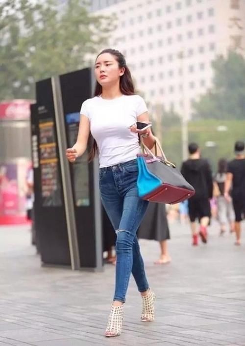 动人:路人街拍,小姐姐曲线动人,穿蓝色的牛仔裤,又飒又爽