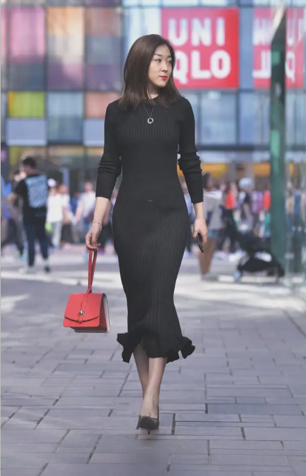  #黑色#街拍: 黑色长裙真时尚, 性感尽在不言中