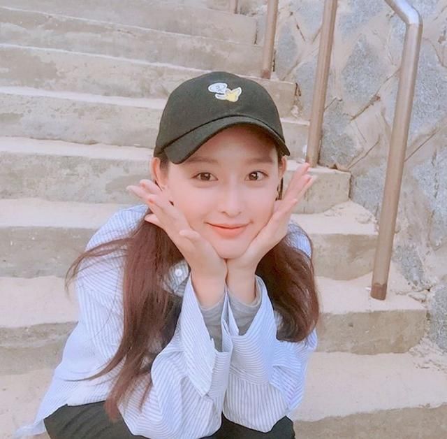 正确的戴帽子方式才会显脸小，跟电视剧女主提升整体造型