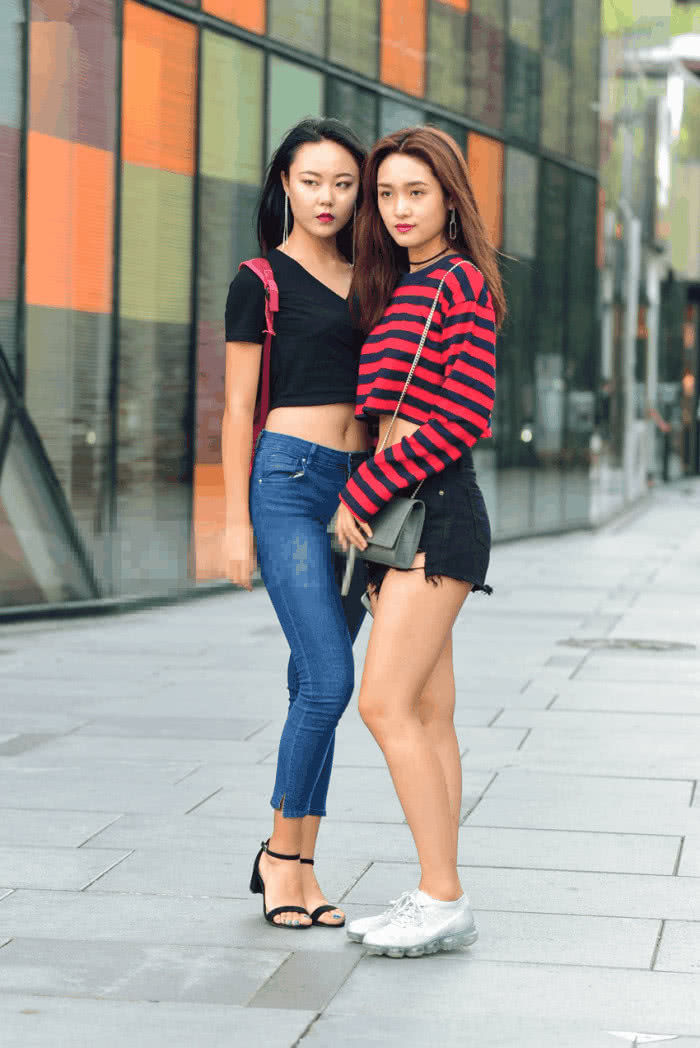 街拍美女：轻盈与清新，闺蜜们阳光下的暖心气息