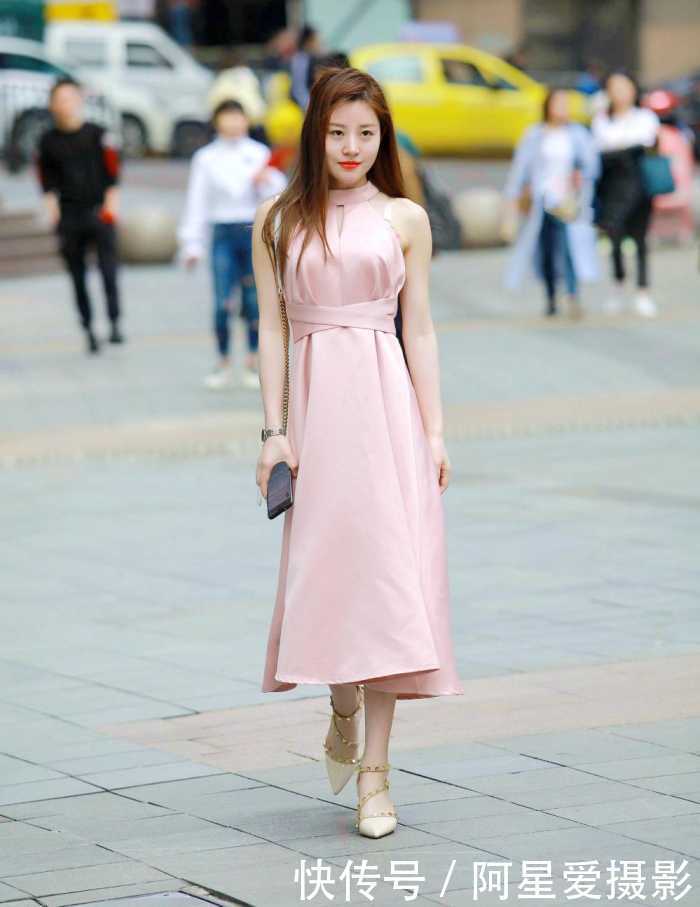 街拍: 气质女生引流街头时尚, 粉色连衣裙穿得太有女人味了