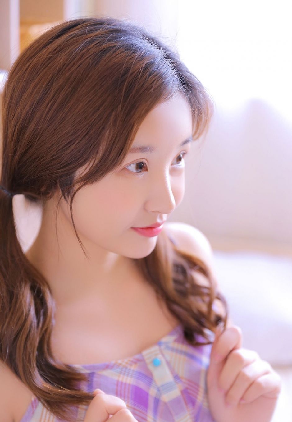甜美萝莉美女，吊带格子裙双马尾居家写真