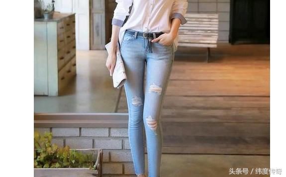紧身牛仔裤展现青春活力的气质，搭配出每一个动作是如此清新可爱