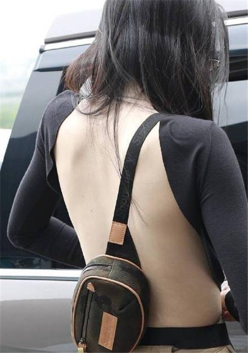 奚梦瑶上身紧下身松，裸背上街气场大，网友：这么放肆能进豪门？