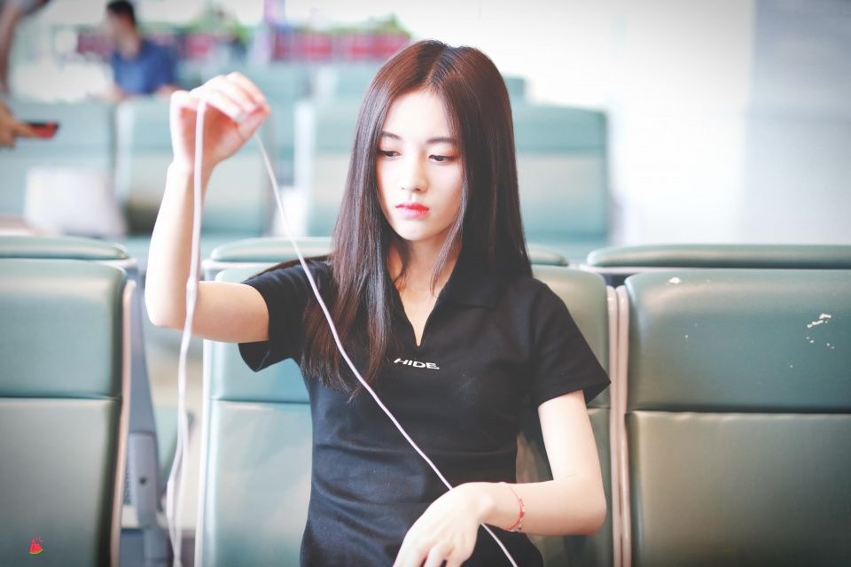 鞠婧祎一身黑色运动风现身机场，黑色的V领T恤衫，尽显青春气息