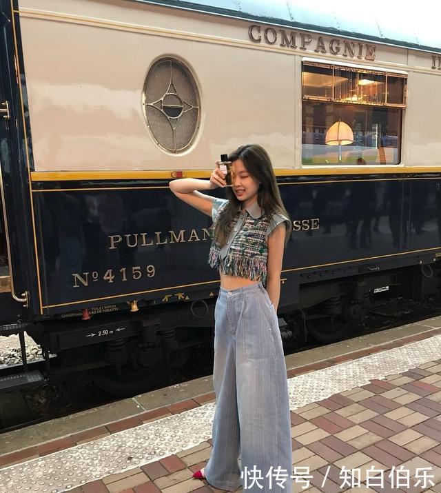 衣服|服!女明星的时尚嗅觉太灵敏了,金智妮18年私服20年穿依旧不过时
