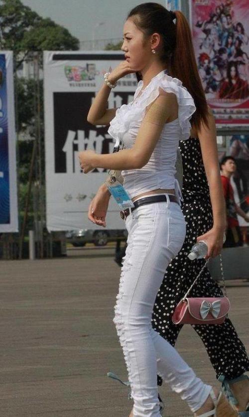 白色休闲裤, 小姐姐的穿着让人陶醉, 网友: 身材相当好！