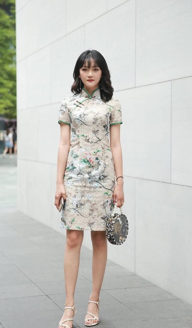 「优秀」小姐姐穿着吊带裙,黑色的色调也掩盖不了优秀的身材