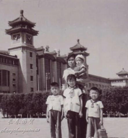 崔永元青年时期照片被曝光,身材瘦弱满屏的书