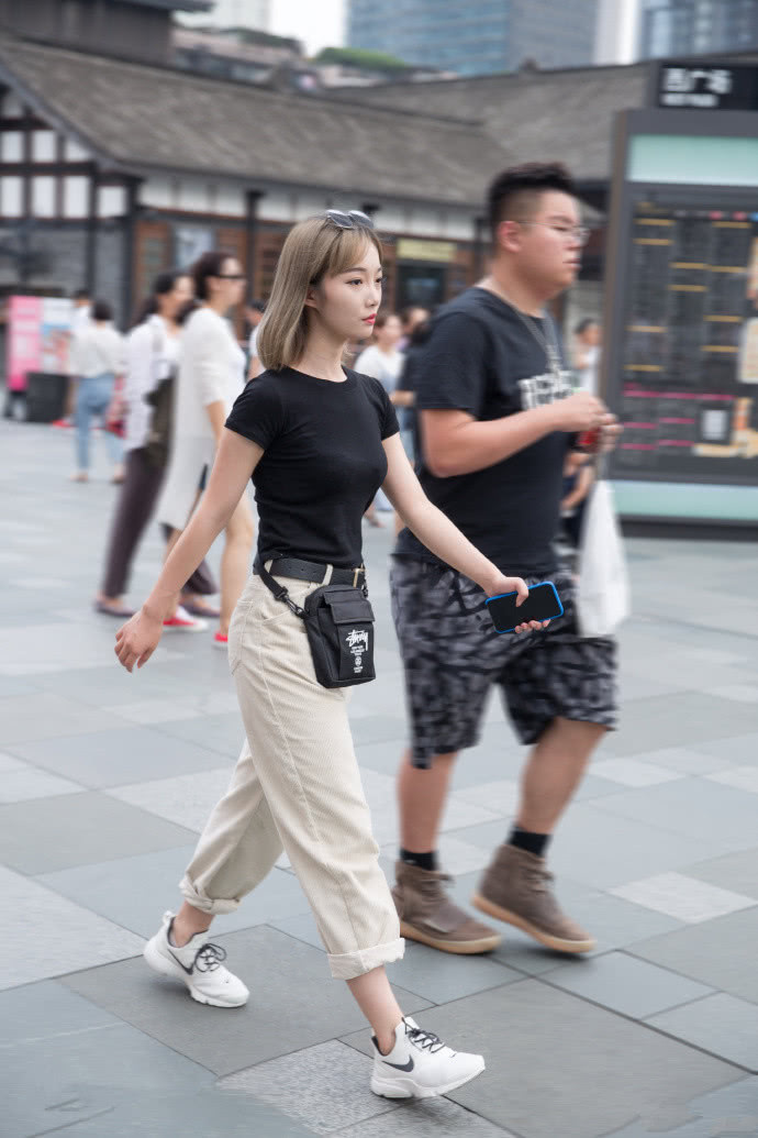 时尚街拍：成都街拍，经久不衰的时尚元素，或优雅或浪漫，总是那