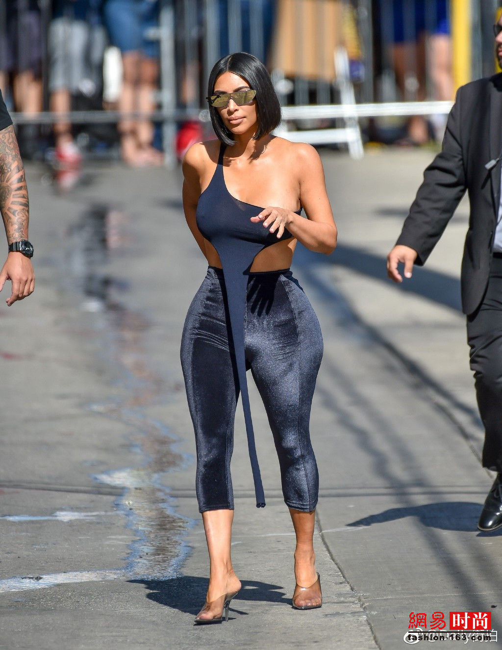 金-卡戴珊穿紧身裤 细腰巨臀比例吓人