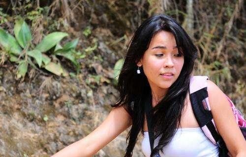 印度美女来中国旅游，直言中国太热了，爬到山顶后中暑，被抬下山