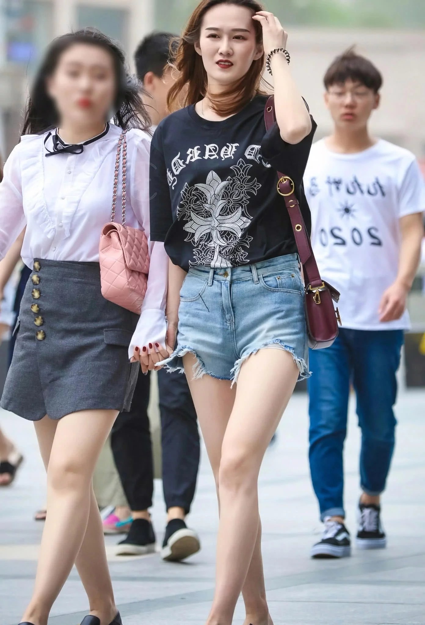 时尚小姐姐超短裤穿出新花样，凹凸有致的身材很有料