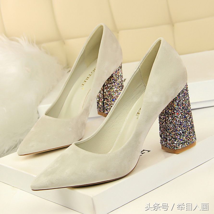 穿这样的高跟鞋,诠释出优雅的女性魅力,工作上班都有信心